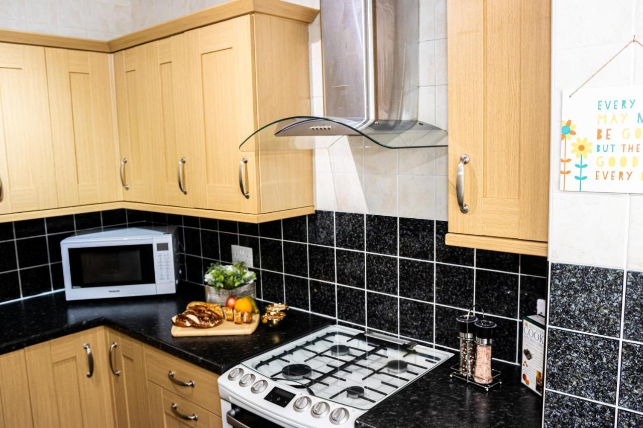 Td Stourb Dudley - Luxurious 3 Bedroom House - Sleeps 7 - Dy1 - Long And Short Stay Brierley Hill Exterior foto