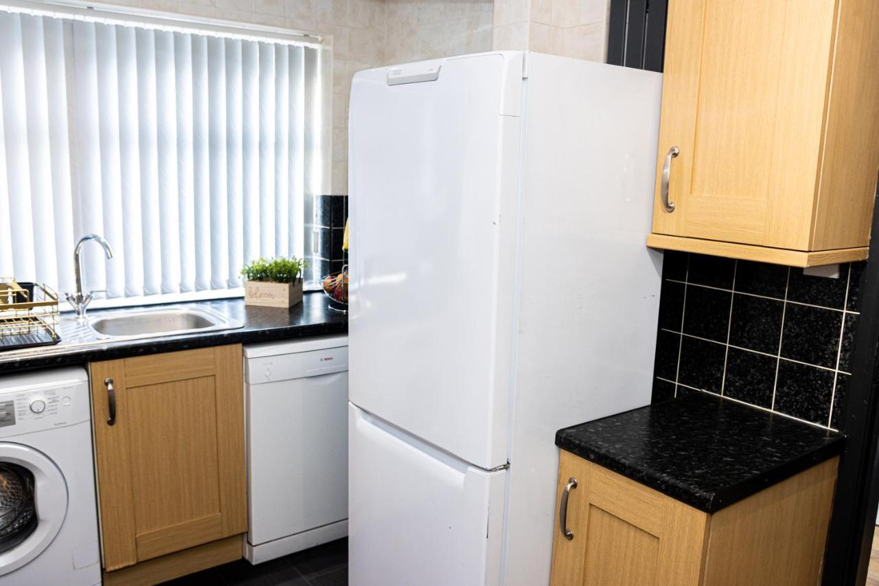 Td Stourb Dudley - Luxurious 3 Bedroom House - Sleeps 7 - Dy1 - Long And Short Stay Brierley Hill Exterior foto