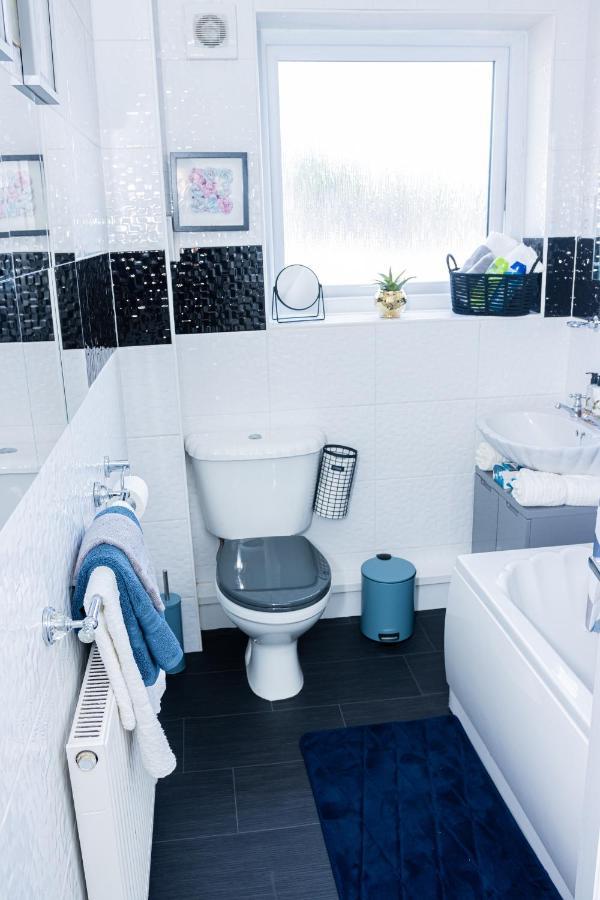 Td Stourb Dudley - Luxurious 3 Bedroom House - Sleeps 7 - Dy1 - Long And Short Stay Brierley Hill Exterior foto